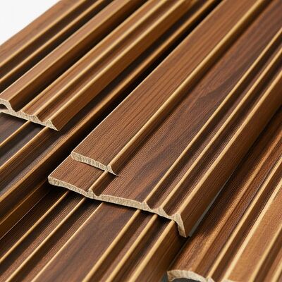 Molduras decorativas de madera ligeras con un acabado tallado fuerte y bueno y perfiles personalizados para espacios interiores mejorados